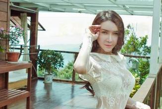 GIRLT果团网 – 系列无圣光套图，那是莫雅淇女王的专属戏码，更流露出几分随性和洒脱。