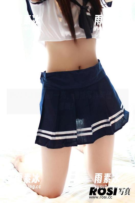ROSI让你眼前一亮，翘臀写真集值得一看哦！