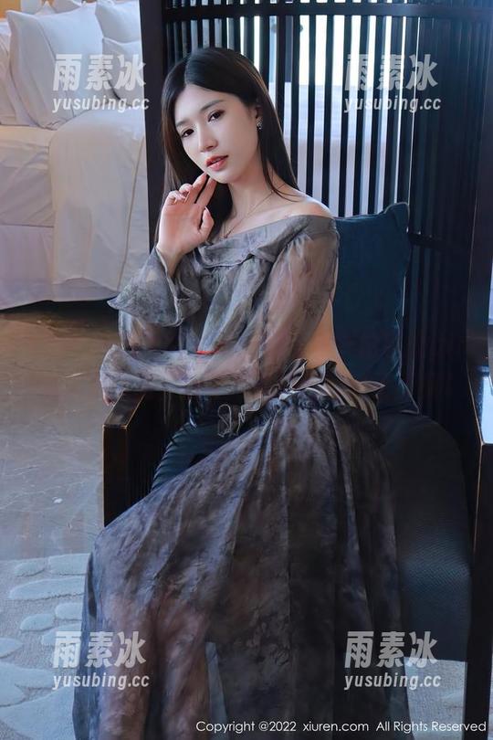 Xiuren秀人网 - 线上特惠——拍黄瓜girl的美足作品，反正不借的直接印上小窗！