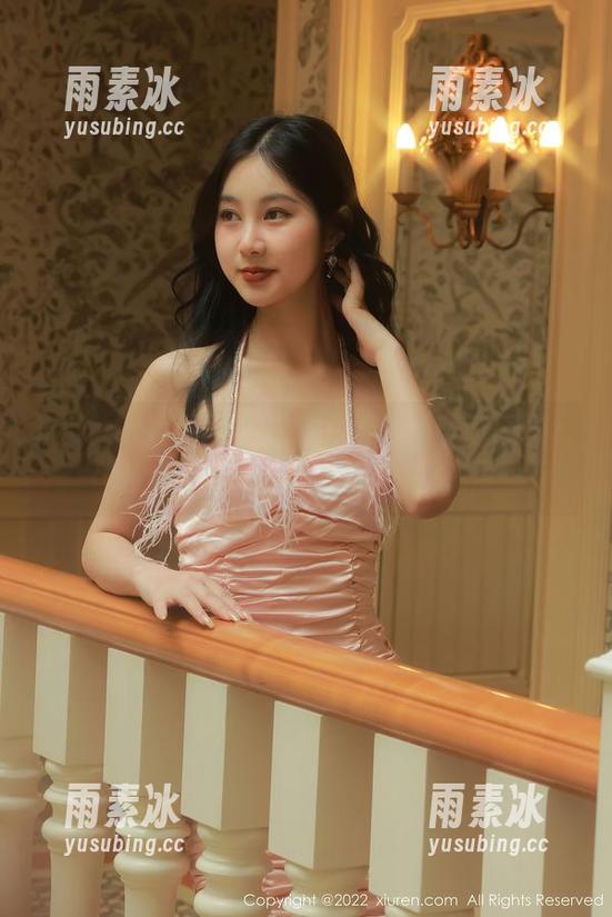 Xiuren秀人网-白洁Bessie Xiuren秀人网 - 白洁Bessie圣诞图集:随心所欲的色彩和优雅的态度