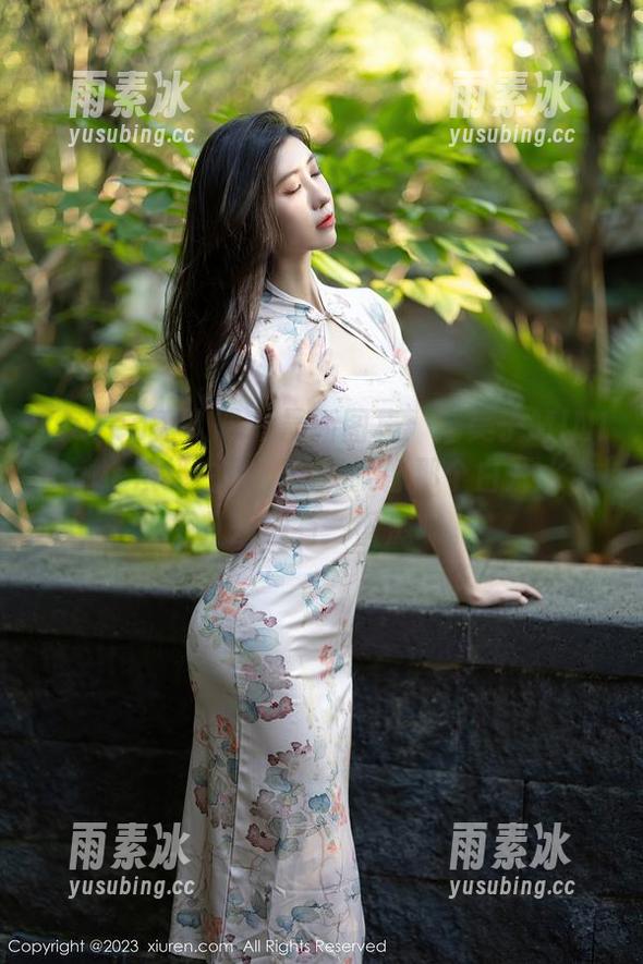 Xiuren秀人网 - 最新图集：糯美子MINIbabe演绎白色，仿佛就像那个白开水，平凡却别有一番滋味。