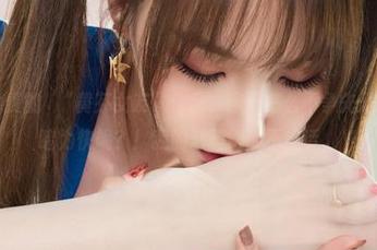 丽柜 – 免费的　“黄芬女友”作品，你们怎么不争先恐后来个一睹为快呢？！我的心醉得说不出话。