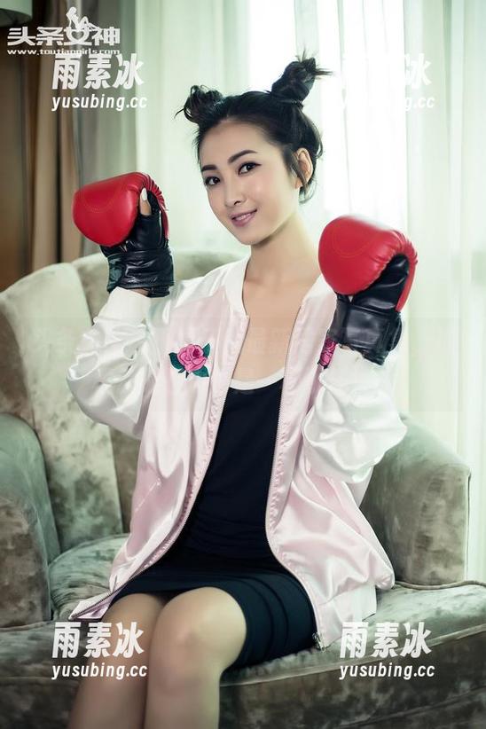头条女神 - 小晴子的最新居家写真集，把橘子放脚边也是一种小任性？