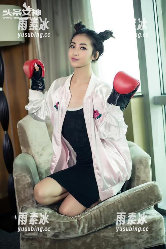头条女神 - 当杨漫妮baby穿上毛衣，果然出门的路上…深得连快递小哥都想多聊几句？