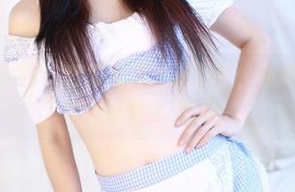头条女神 – 在教室里张开双手，草莓酱的写真真让人放松～