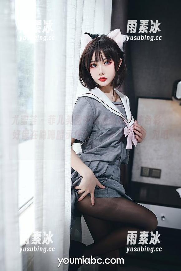 尤蜜荟 - 菲儿美图中泳池的那一抹色彩，好像在隐晦暗示什么……你们懂的，对吧？