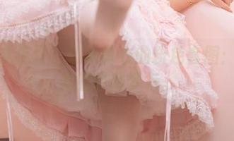理智或疯狂？幼水铃衣的粉色套图：无圣光的轻薄梦行。