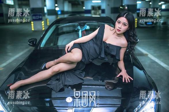 果团网 - 周妍希夏日图包：假装很认真，其实我只在寻找合影熊貓的机会。