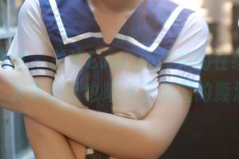 模范学院 – 关注Evelyn艾莉的在线泳装，发现自己也陷入了美图的漩涡