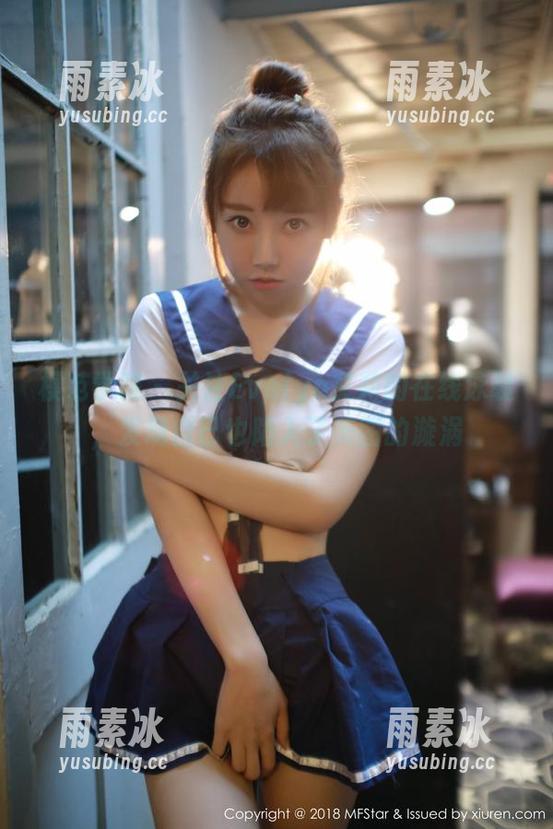 模范学院 - 关注Evelyn艾莉的在线泳装，发现自己也陷入了美图的漩涡