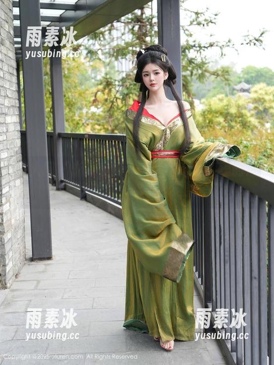 秀人网 - 渐入佳境：FoxYini孟狐狸的浴缸盛景美图，水都开始腻歪了