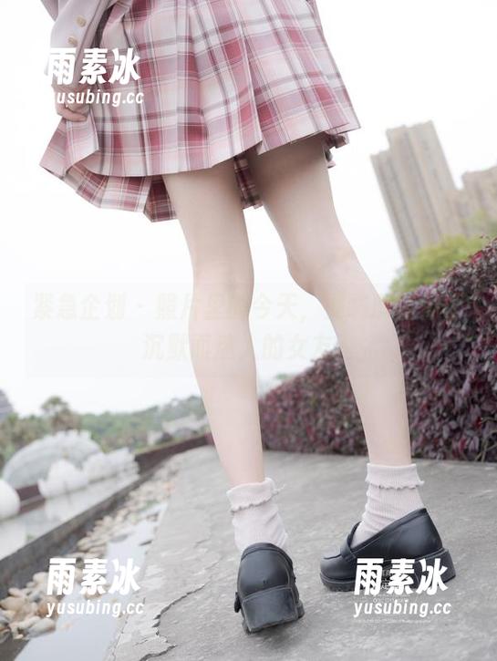 紧急企划 - 照片里的今天，龙崎聆音像个沉默而迷人的女友。