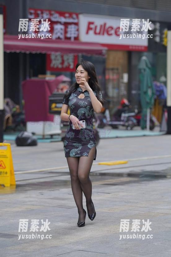 在线追踪短裙肉丝红高跟的魔镜街拍图片，你能抗拒吗？