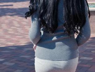 看，这张写真里的黑丝简直自带光环，改良旗袍的少妇身姿，魔镜街拍委实也太会挑选了。